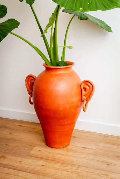 Lola Mayeras - Pot - Terracotta - Grote sculpturale pot, Antiek en Kunst, Kunst | Designobjecten