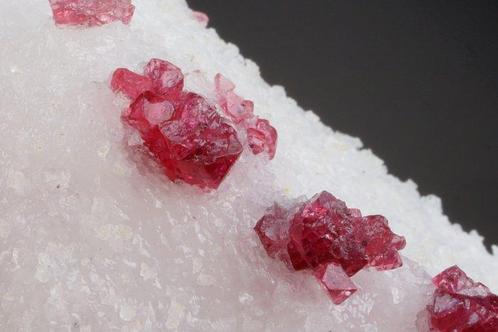 Koninklijke SPINEL - grote kristallen op matrix met, Verzamelen, Mineralen en Fossielen