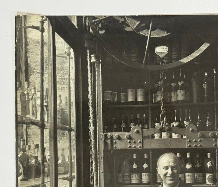 Daniel Grémi - Présentation d’un caviste dans sa boutique à, Antiek en Kunst, Kunst | Designobjecten
