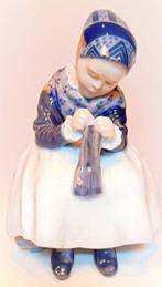 Royal Copenhagen - Beeldje - Niña tejiendo - Porselein