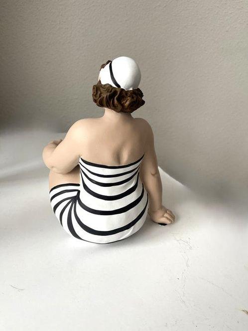 Francois Arvi - Beeldje, sitting Bathing Lady - 21 cm -, Antiek en Kunst, Curiosa en Brocante