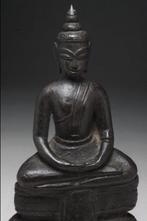 Een Thaise / Laotische bronzen figuur van de Boeddha -