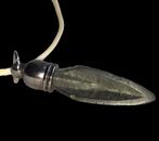 Scythe Montre en bronze en forme de pointe de flèche. En