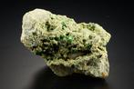 Grote schitterende groene Demantoid-granaten met calciet, Verzamelen