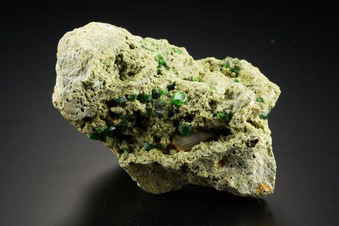 Grote schitterende groene Demantoid-granaten met calciet, Verzamelen, Mineralen en Fossielen