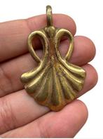 Curieus en fascinerend gotisch hangend ornament,