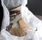 Wereld - Grote doos vol met zegels op fragmenten van diverse