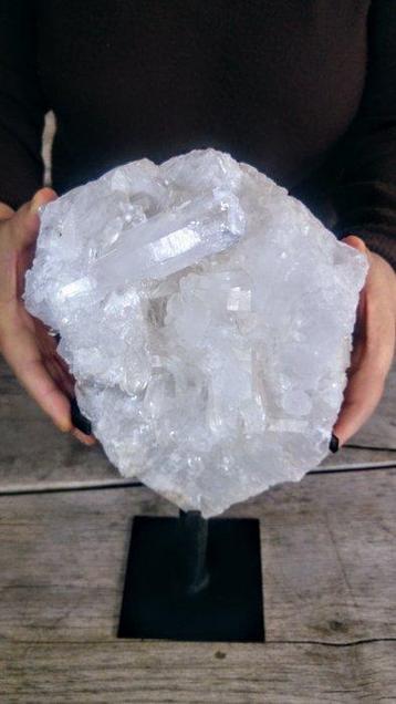 Druse de quartz Grand cluster de druses sur piédestal en