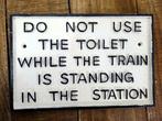 Reclamebord - Gebruik het toilet niet terwijl de trein... -