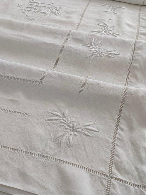 Groot bed met monogram - Laken - 320 cm - 230 cm, Antiek en Kunst, Antiek | Tapijten, Tafelkleden en Textiel