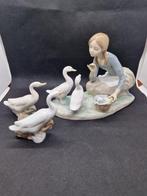 Lladró - sculptuur, Feeding the ducks - 17 cm - Porselein, Antiek en Kunst