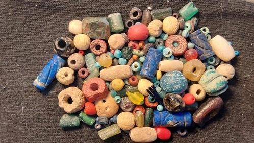 Oud Egyptisch naar Romeins Glas meer dan 100 antieke kralen, Verzamelen, Mineralen en Fossielen