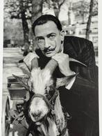 Robert Descharnes - Salvador Dalí con la capra (1954)