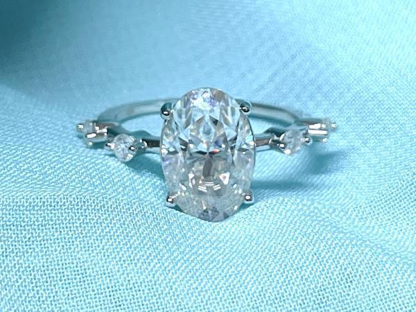 Veiling - Ring ovaal briljant, Handtassen en Accessoires, Ringen