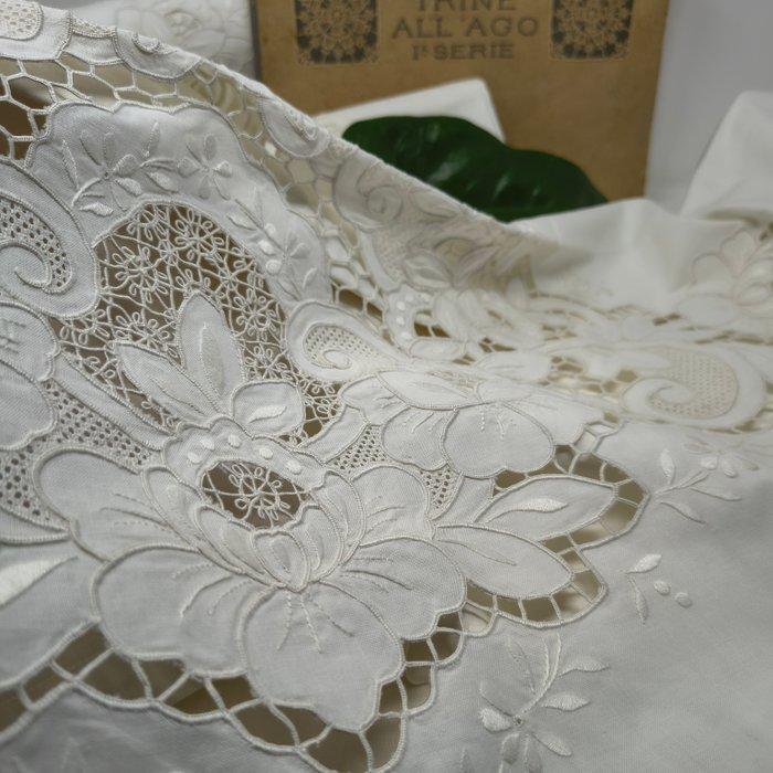 Huwelijks lakens met handgeborduurd kant. Italië - Vintage -, Antiek en Kunst, Antiek | Tapijten, Tafelkleden en Textiel