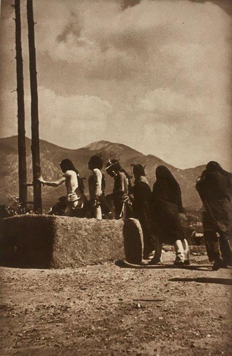 E S Curtis - Into The Kiva Of Council They Descended, Antiquités & Art, Art | Objets design