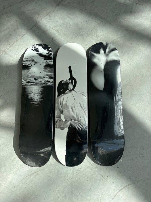 Robert Longo (1953) - Set of Three Supreme Skateboards, Antiek en Kunst, Kunst | Designobjecten