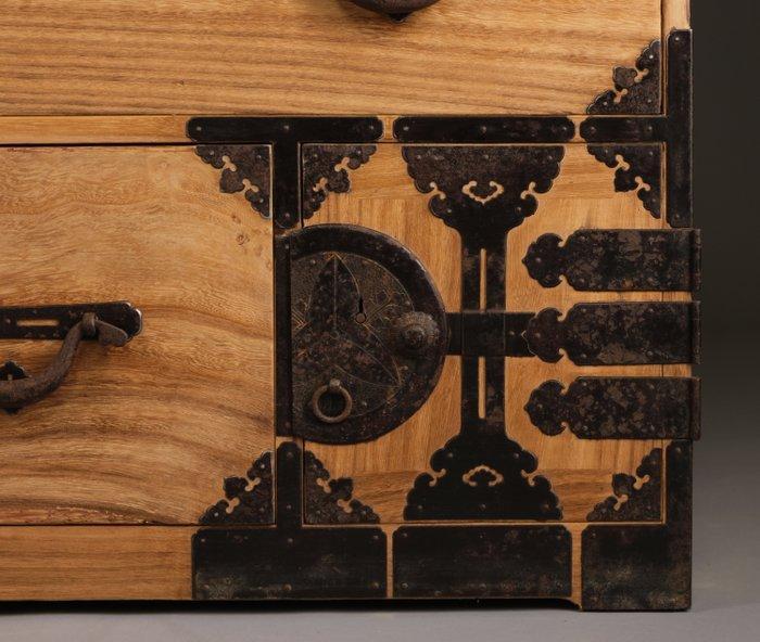 Ishôdansu kledingkast - Kiri (Paulownia) hout, ijzer -, Antiek en Kunst, Antiek | Overige Antiek