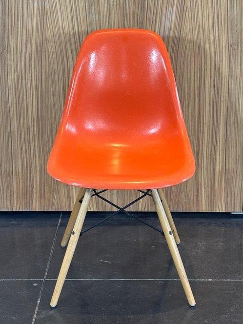 Charles Eames, Ray Eames - Stoel - DSW - Glasvezel, Hout, Antiek en Kunst, Antiek | Meubels | Stoelen en Sofa's