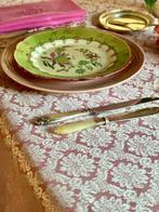 Roze en zilveren zijde mantel met bloemen voor ruime tafels.