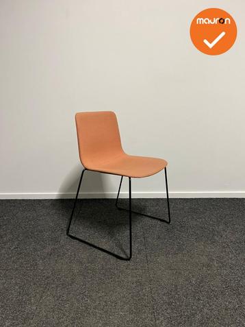 Vergaderstoel - Fredericia Denmark - Oranje gestoffeerd met, Ophalen of Verzenden, Stoel