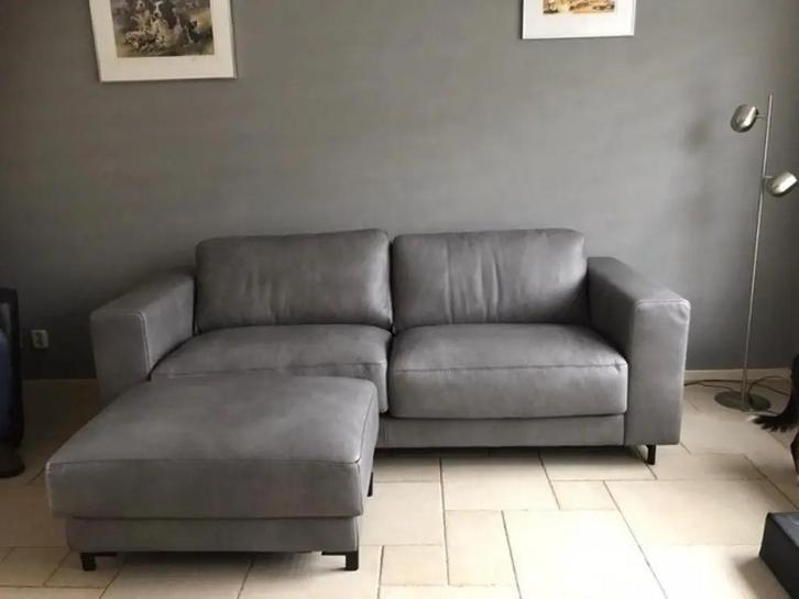 Leren 3-zits bank met stalen poten - met hocker - grijs, Antiquités & Art, Antiquités | Meubles | Chaises & Canapés, Enlèvement ou Envoi