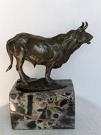 Milo (1910-1978) - Beeld, Bronzen stier op marmeren voet -