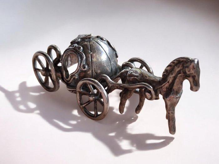 Beeldje - Carrozza Zucca di Cenerentola con cavallo - .800, Antiek en Kunst, Antiek | Zilver en Goud
