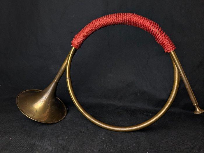 Cor de chasse ancien en laiton – Modèle circulaire avec, Antiquités & Art, Curiosités & Brocante