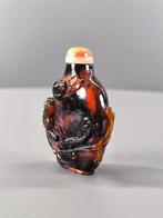 Qing Dynastie (1644-1911) Een amber snufffles met chilong en, Verzamelen