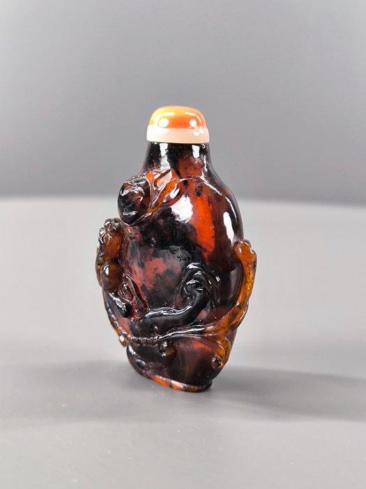 Qing Dynastie (1644-1911) Een amber snufffles met chilong en, Verzamelen, Mineralen en Fossielen