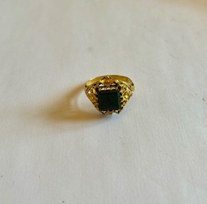 Een gouden ring met een blauwe glazen steen. - Thailand -, Antiek en Kunst, Kunst | Niet-Westerse kunst