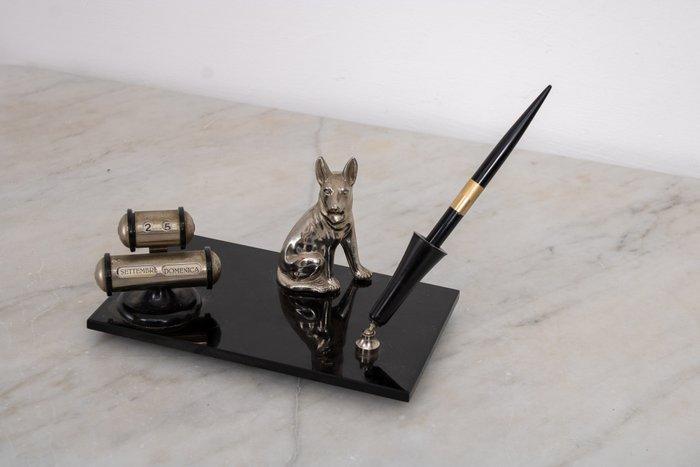 Bureauset - calendario perpetuo, portapenne con statuetta, Antiek en Kunst, Curiosa en Brocante