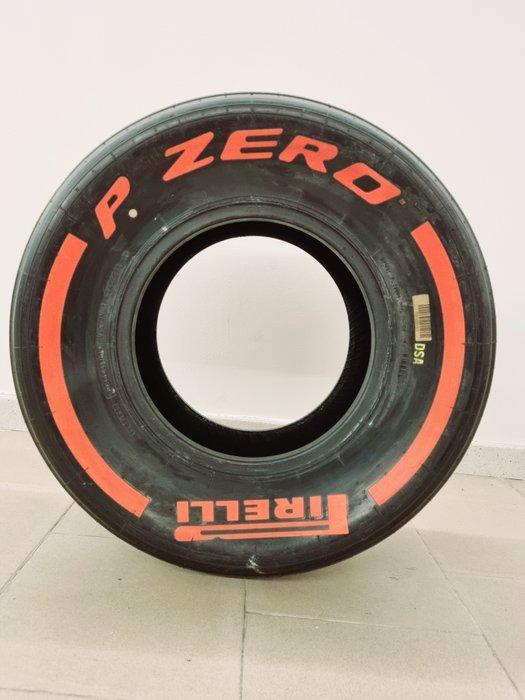 Band (1) - Pirelli tire - Formula Uno, Verzamelen, Automerken, Motoren en Formule 1