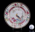 Een Chinese famille rose en vergulde Pauw schaal. -