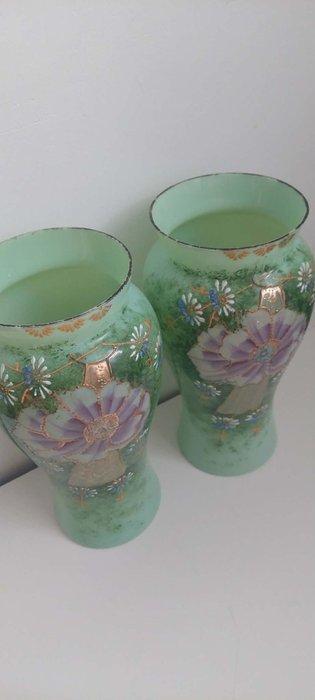 Vaas (2) - Opaline glas, polychroom emaille - Een paar, Antiek en Kunst, Antiek | Glaswerk en Kristal