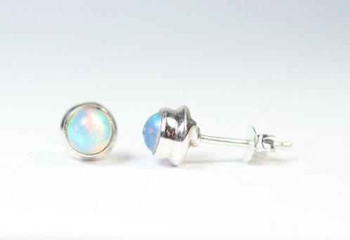 Opale éthiopien / Opale Welo 2 boucles doreilles clous /, Verzamelen, Mineralen en Fossielen