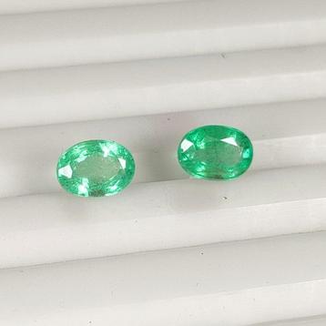 Zonder Minimumprijs - 2 pcs Groen Smaragd - 2.15 ct - beschikbaar voor biedingen