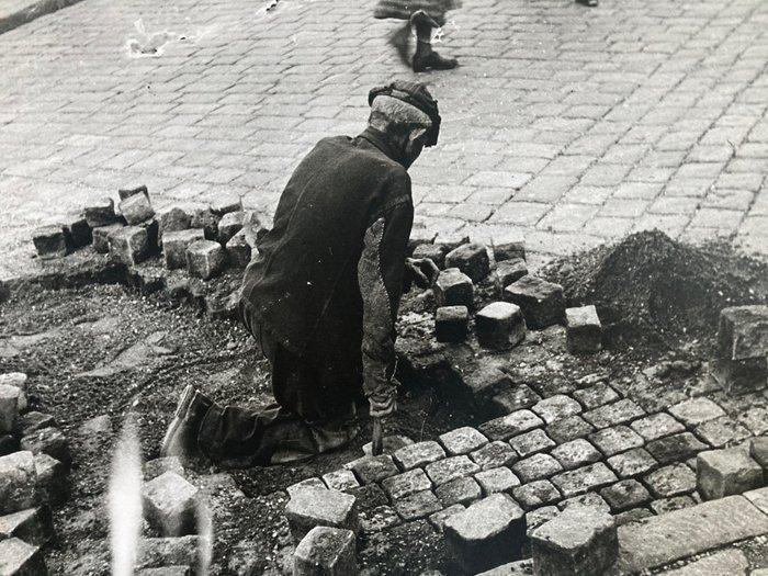 Irena Bluhova - The Paver Worker, Antiek en Kunst, Kunst | Designobjecten