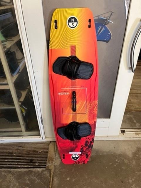 2025 North Prime TT Board 141x42cm Flex TT Bindings L/XL, Watersport en Boten, Kitesurfen, Binding, Gebruikt