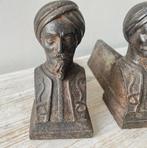 Signatur Schulter - Vuurbok (2) - Gietijzer - Oriet. Man met, Antiek en Kunst, Antiek | Overige Antiek