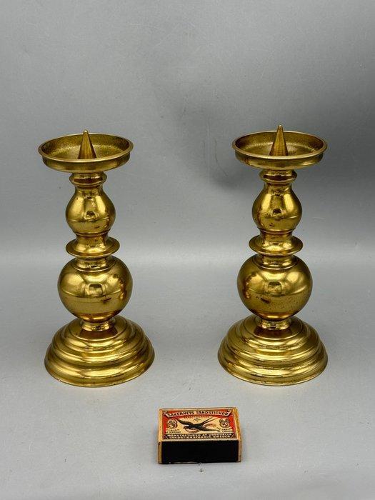 Twee messing kandelaren in bolvormig design – jaren 70/80 -, Antiek en Kunst, Curiosa en Brocante