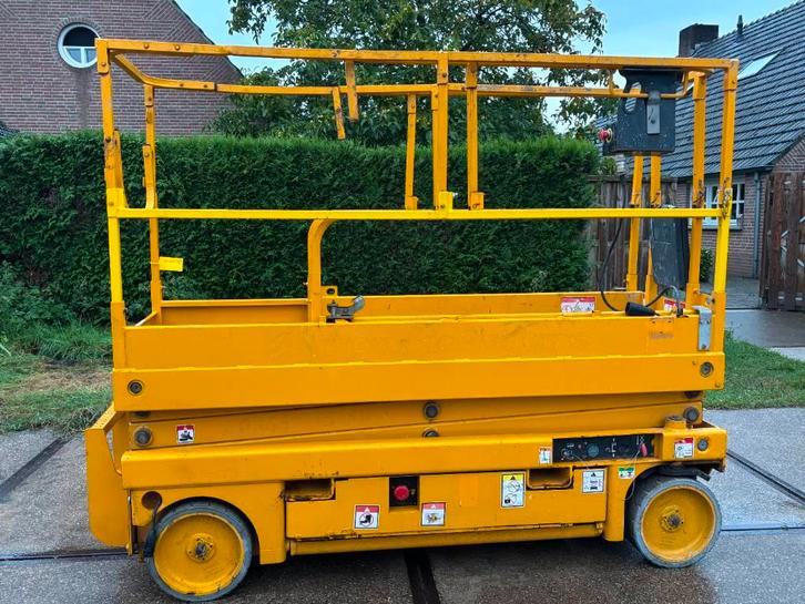 Haulotte Compact 8 8m schaarlift Haulotte hoogwerker, Articles professionnels, Machines & Construction | Ascenseurs, Échafaudages & Échelles