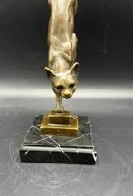 Beeldje - Bronzen kat die van de trap loopt. - Brons,, Antiek en Kunst