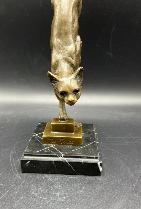 Beeldje - Bronzen kat die van de trap loopt. - Brons,, Antiek en Kunst, Curiosa en Brocante