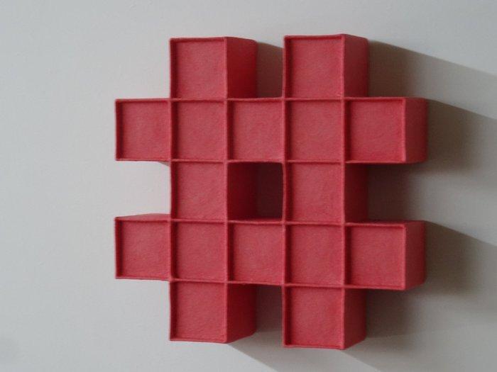 Hans Meeuwsen - Reliëf, 2025 - 94 rode hashtag - 124 mm -, Antiquités & Art, Art | Objets design