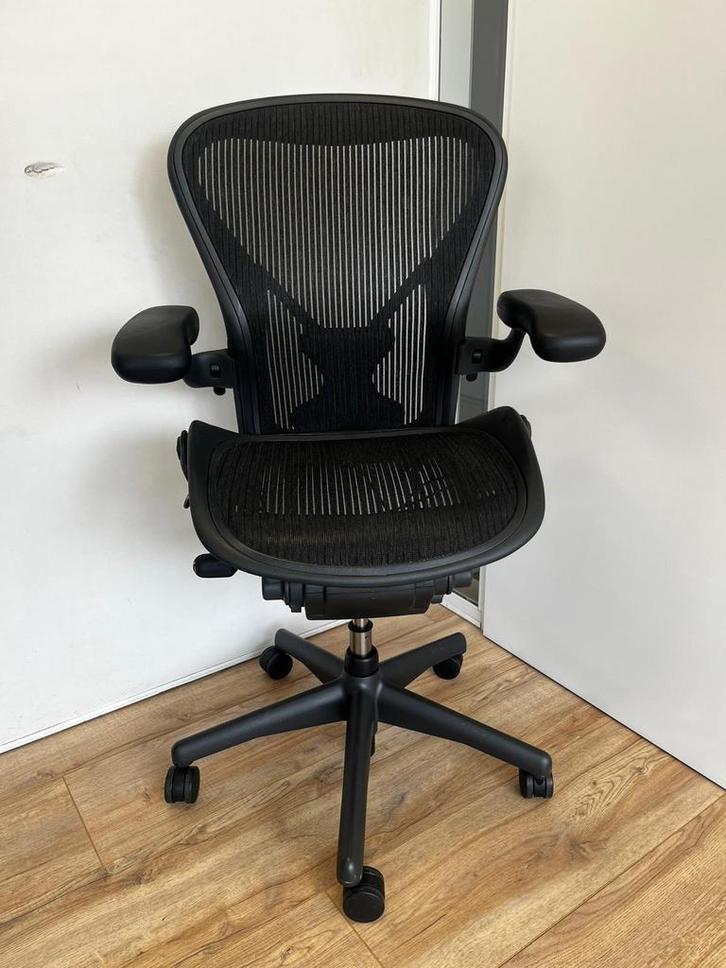 Refurbished Herman Miller Aeron Maat C (Grootste Maat), Huis en Inrichting, Bureaustoelen, Bureaustoel, Zwart, Zo goed als nieuw