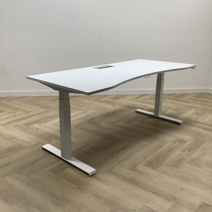 Kinnarps P-serie, Elektrisch zit-sta bureau, 180x80 cm, wit, Huis en Inrichting, Bureaus, Stabureau, Gebruikt, In hoogte verstelbaar