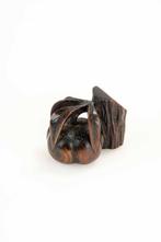 Een houten netsuke van een stuk boomstam met fruit en