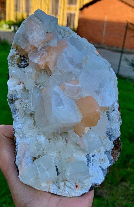 Betoverende kubieke apophylliet groeit met oranje stilbiet, Verzamelen, Mineralen en Fossielen